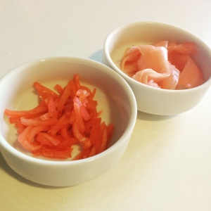 A sinistra il beni shoga per i takoyaki. Non confondetelo con il gari shoga (quello a destra) che viene servito accanto al sushi.