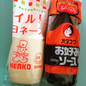 A sinistra la confezione di maionese giapponese, a destra quella della salsa okonomiyaki