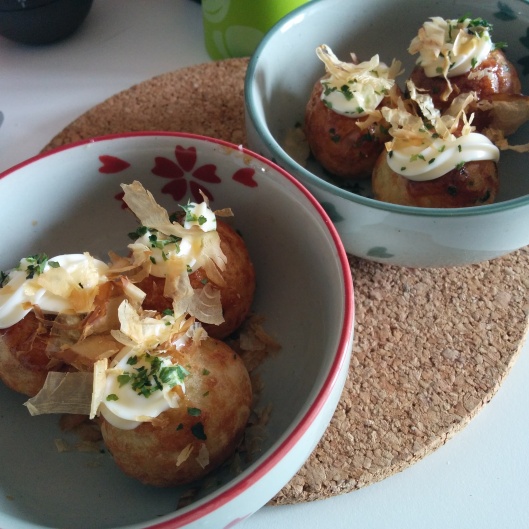 Primo round di takoyaki, già conditi con il topping necessario e pronti per essere mangiati ancora bollenti!