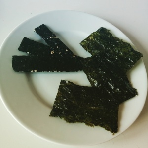 A sinistra alghe dolci con mandorle e sesamo, a destra alghe al kimchi